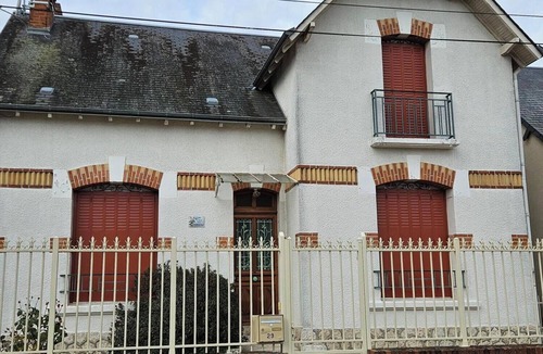 Romorantin-Lanthenay House | Town house with courtyard and garden close to shops.