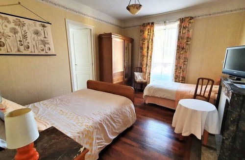 Remoncourt House | Triple Room with corner Bath street view