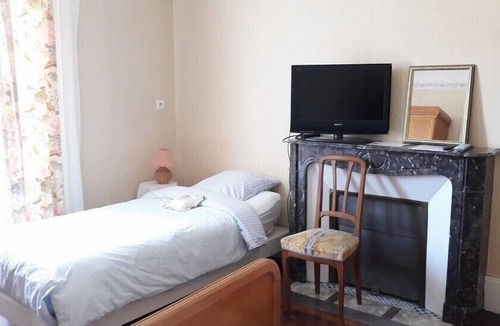 Remoncourt House | Triple Room with corner Bath street view