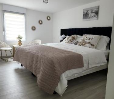 Ay House | Un été sans fin - 3 chambres- 3 lits - balnéo