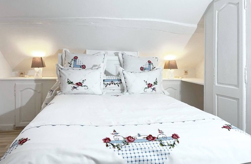 Provins House | Une belle maison donnant sur une cour privative au pied de l’église Saint Ayoul!