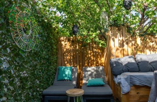 Le Puyricard Bed & Breakfast | Une Clé Pour Deux - Chambre romantique avec Patio & Spa privatifs