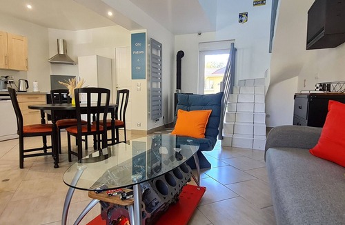 Chenicourt Cottage | Unique house for car enthusiasts