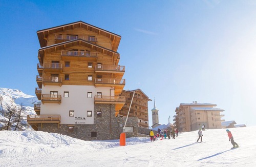 Les Boisses Condo | Vacances de Ski Près des Pistes | Appartement Chaleureux + Cheminée