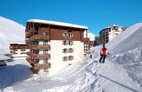 Les Boisses Condo | Vacances de Ski Près des Pistes | Appartement Chaleureux + Cheminée