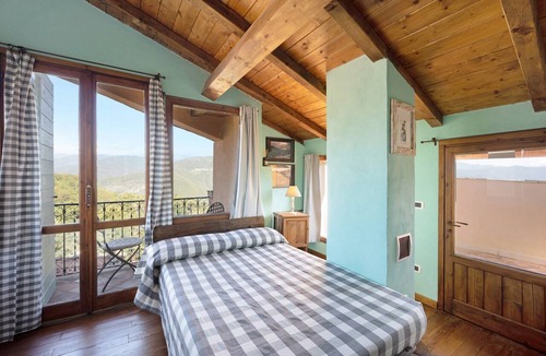 Cesio House | Vacation Home 'Casa Vittorina' with Garden, Terrace & Wi-Fi