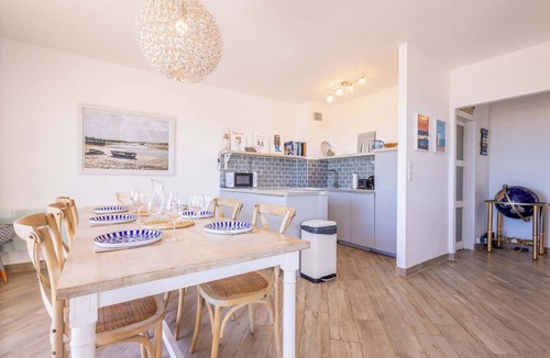 Valras-Plage Apartment | Valras-Plage Beachfront Apartment: Sea Views & Balcony!