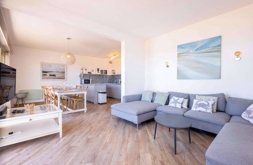 Valras-Plage Apartment | Valras-Plage Beachfront Apartment: Sea Views & Balcony!