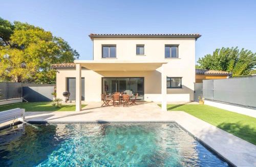 Beaucaire House | Villa équipée piscine 12 pers Beaucaire proche Nîmes Arles Camargue