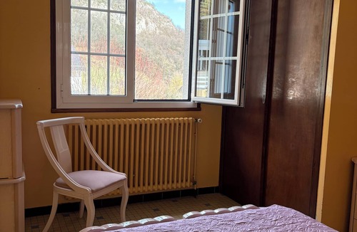 Ayzac-Ost Bed & Breakfast | Villa avec piscine face aux montagnes.