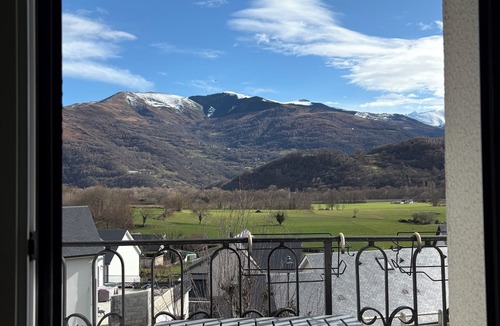 Ayzac-Ost Bed & Breakfast | Villa avec piscine face aux montagnes.