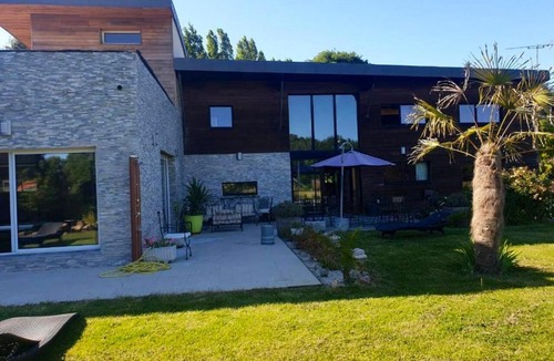 Saint-Medard-sur-Ille Villa | Villa de 9 chambres avec piscine interieure jacuzzi et jardin clos a Saint Medard sur Ille