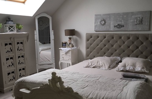 Villechetif House | villa de la croix blanche rental room in bed & breakfast
