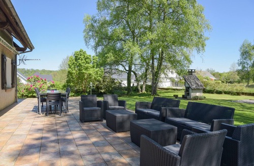 Lagarde House | Villa 'De La Douloustre' with Mountain View, Wi-Fi and Air Conditioning