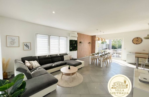 Bourgogne-Fresne Villa | Villa de Standing en Champagne Avec Piscine