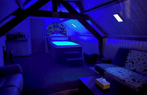 Dierrey-Saint-Pierre Bed & Breakfast | Villa des Cortins swimming pool and SPA area, free WiFi 20 min from Troyes.