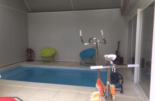 Fontaine-la-Gaillarde House | Villa Fontaine avec piscine intérieur chauffée-Maison de campagne Familiale -idéal Vacances ou Séjour Professionnel -3 chambres-Bureau séparé -Lit Bébé - Parking Facile & Gratuit
