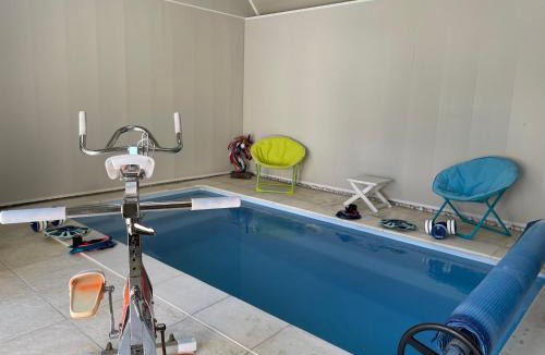 Fontaine-la-Gaillarde House | Villa Fontaine avec piscine intérieur chauffée-Maison de campagne Familiale -idéal Vacances ou Séjour Professionnel -3 chambres-Bureau séparé -Lit Bébé - Parking Facile & Gratuit