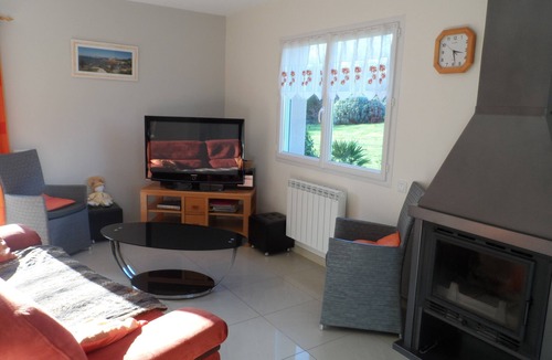Rebais House | Villa 'Gite Bord de Mer Jacuzzi' with Private Terrace and Wi-Fi