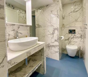 Menton Apartment | Villa l'ensoleillée vue panoramique mer, 250 m de la plage et du centre ville