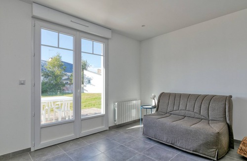 Batz-sur-Mer Villa | Villa 'La Bleue À 350m De La Mer' with Wi-Fi
