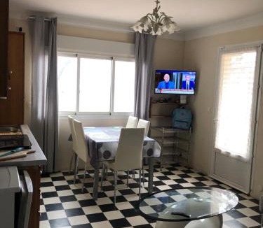 Valras-Plage Apartment | Villa Magaly T3 à 50 m de la plage et de Valras centre avec linge de lit et ménage inclus
