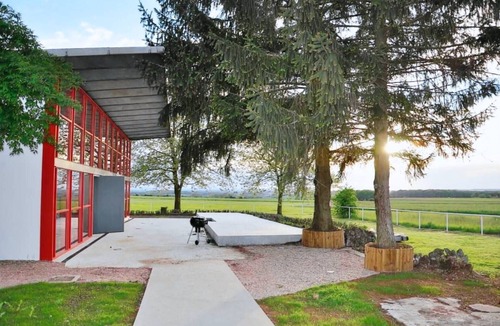 Doncourt-les-Conflans Villa | Villa 'Maison Le Corbusier' with Mountain View, Private Terrace and Wi-Fi