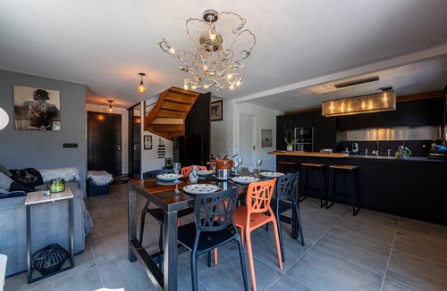 Saint-Jorioz Villa | Villa 'Maison Neuve Proche Lac D'Annecy' with Mountain View, Private Terrace and Wi-Fi
