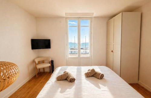 La Baule-Escoublac Villa | Villa Pacis rénovée - Face mer La Baule hyper centre -15 pers - 5 suites avec SDB -Terrasse & BBQ sous les pins