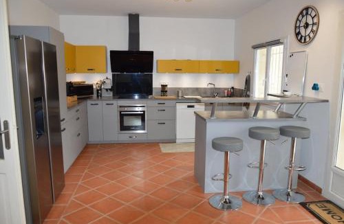 Cuges-les-Pins Villa | Villa wifi 8 à 10 personnes BBQ piscine situation centrale à Cuges les pins Sainte Baume 2km OK Corral 20km Marseille centre 20km Var