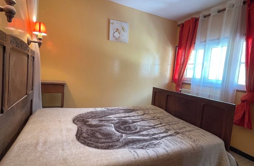 Ayzac-Ost Bed & Breakfast | Villa with pool facing the mountains