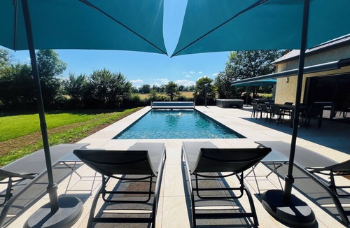 Roussennac Villa | Villaveyron, 5* luxury gîte, heated pool, SPA, table soccer, table tennis.