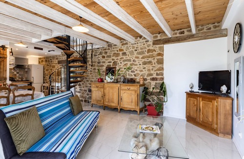 Ploubezre House | Vintage Kerlipot House with Private Terrace, Shared Garden & Wi-Fi in Ploubezre
