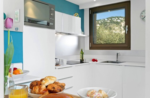Villefranche-sur-Mer Condo | Vue du Cap: magnificent 2-bedroom apartment with sea and pool views