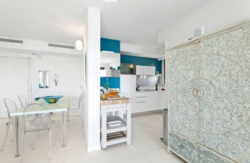 Villefranche-sur-Mer Condo | Vue du Cap: magnificent 2-bedroom apartment with sea and pool views