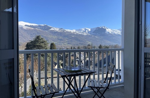 Argeles Gazost Apartment | Vue Insolite sur les Montagnes, Appartement Avec Balcon & Parking Centre-ville