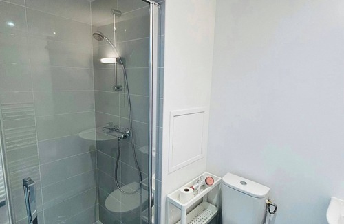Barbatre Apartment | We Live In R - Suite 201