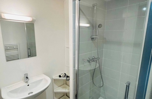 Barbatre Apartment | We Live In R - Suite 203