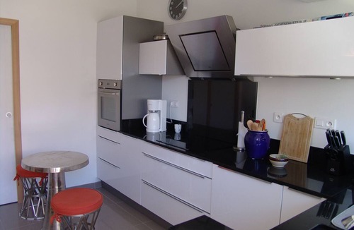 Route d'Arles House | Well-equipped 8-person house with very large swimming pool. very close to town center.