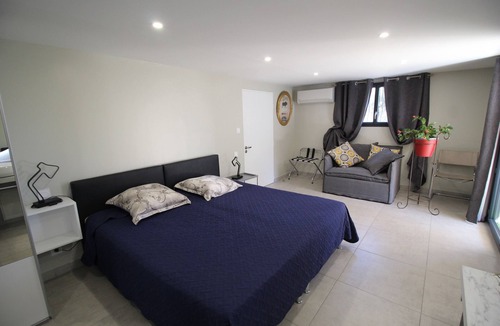 Domazan Villa | Well-equipped holiday villa near Avignon, heated countercurrent pool