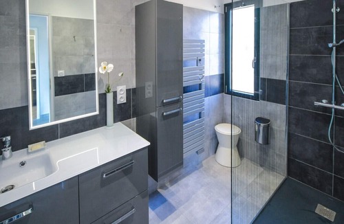 Domazan Villa | Well-equipped holiday villa near Avignon, heated countercurrent pool