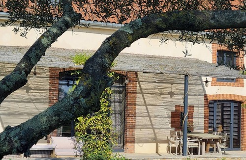Maumusson-Laguian Apartment | Wine estate loft among vineyards in Gers