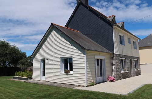 Tregueux House | Wonderful private villa for 6 guests with WIFI, TV, patio and pets allowed
