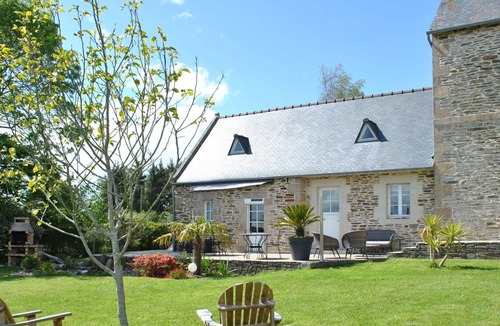 Lannion House | Wonderful private villa for 7 guests with WIFI, TV, terrace, pets allowed and parking