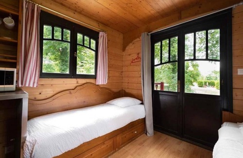 Bar-sur-Aube House | ZEcamping 2 étoiles piscine couverte pet friendly roulotte TV 5 pers