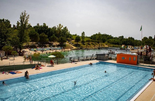 Monclar-de-Quercy Ski Chalet | ZEcamping 3 étoiles piscine couverte locatif TV LV clim 35m2