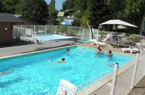 Louvie Juzon Cabin | ZEcamping 3 étoiles piscine chauffée locatif BBQ 14m2