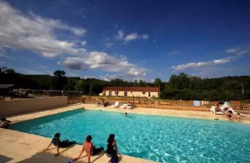Marminiac Ski Chalet | ZEcamping 3 étoiles chiens acceptés piscine chauffée à flanc de colline