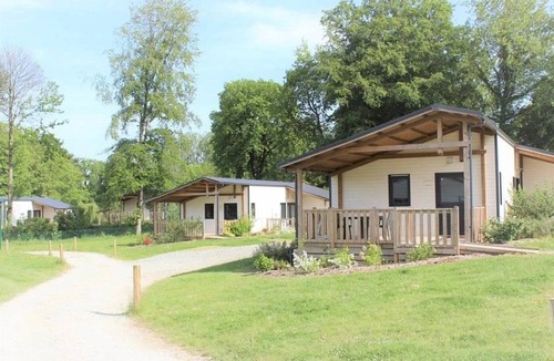 Merdrignac Ski Chalet | ZEcamping 3 étoiles animé piscine chauffée dog friendly hammam locatif TV LV