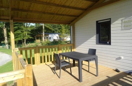 Merdrignac Ski Chalet | ZEcamping 3 étoiles animé piscine chauffée dog friendly hammam locatif TV LV